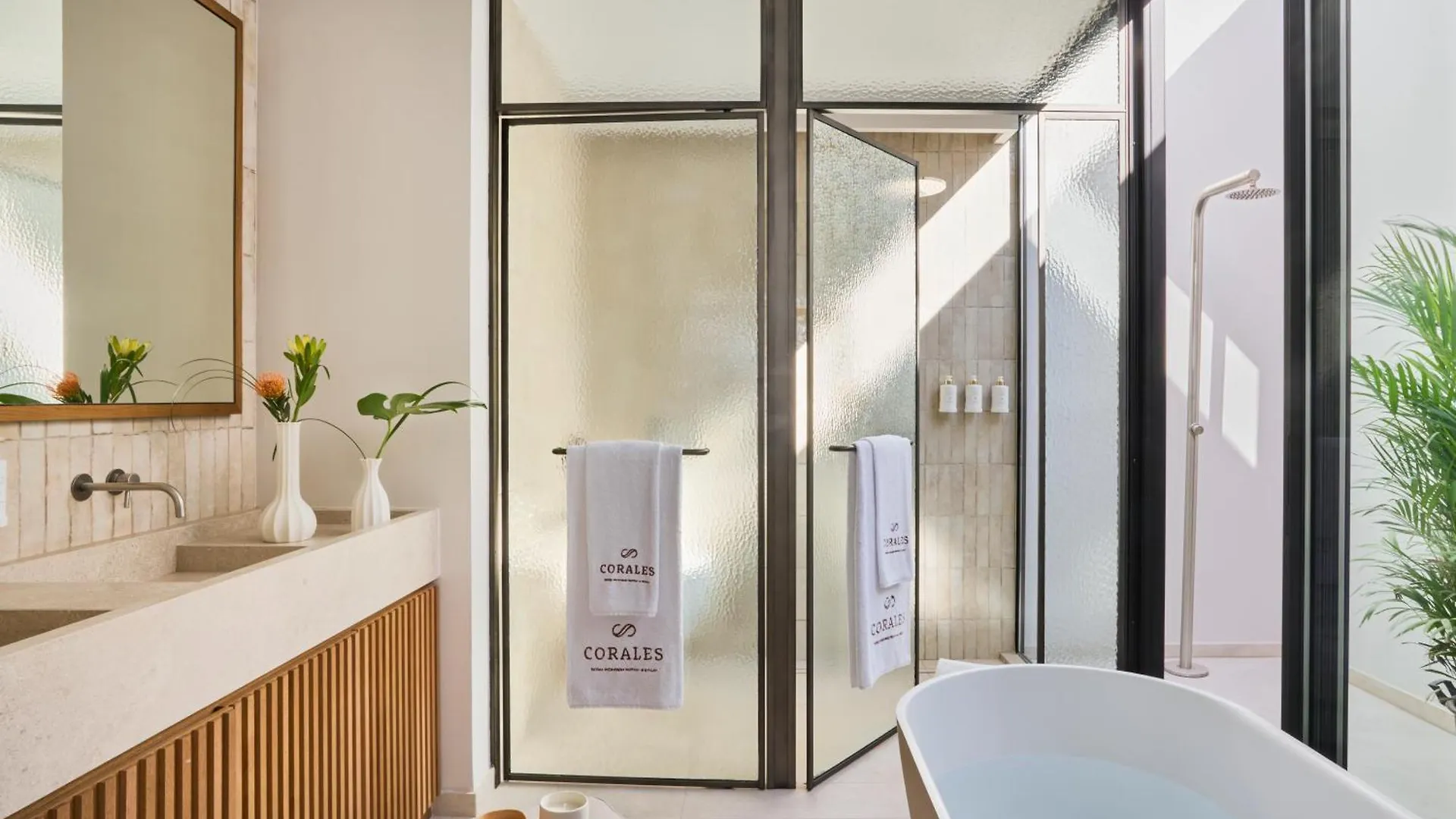 אדחה Royal Hideaway Corales Villas מלון